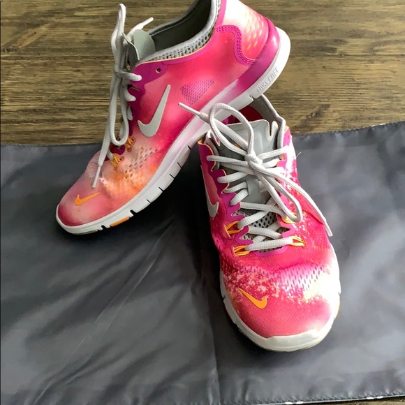 Nike Shoes - Nike good used pink running shoes. Size 7 1/2.